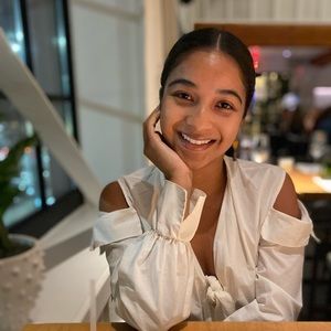 Hello fellow Poshers! I’m Selena and welcome to my wardrobe! Read below ⬇️ 💕